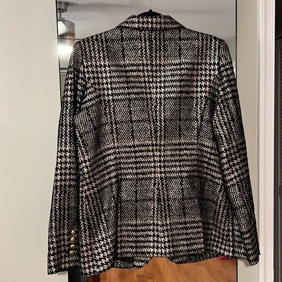 Brand new, never worn Smythe blazer. Size 14 (it’s size 12-14)